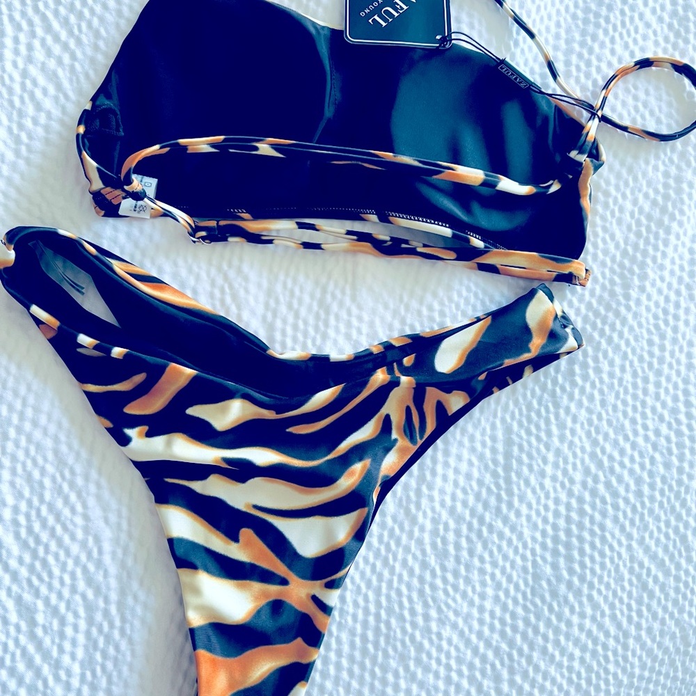 ZAFUL Tiger Striped Cutout Bikini Swimwear - Deep Yellow S